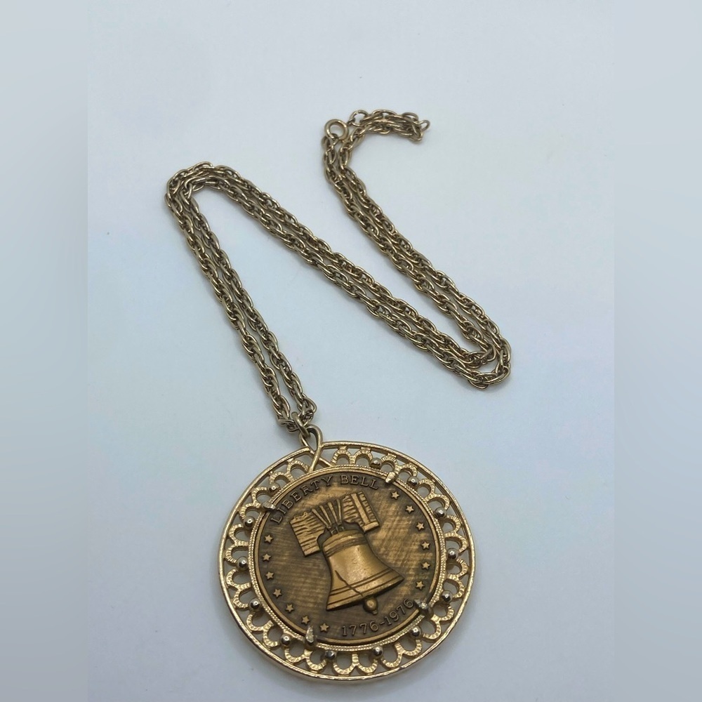 Vtg 1776 - 1976 Unites States Of America Liberty Bell Bicentennial Coin Necklace